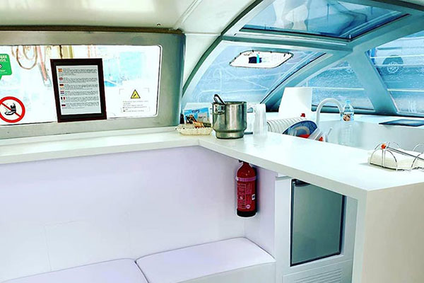 Catamarán 10 para charters privados en Tenerife Catamarán 10 para alquiler en exclusiva en Tenerife